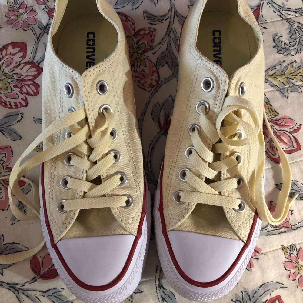 Converse Low-tops Cream Color